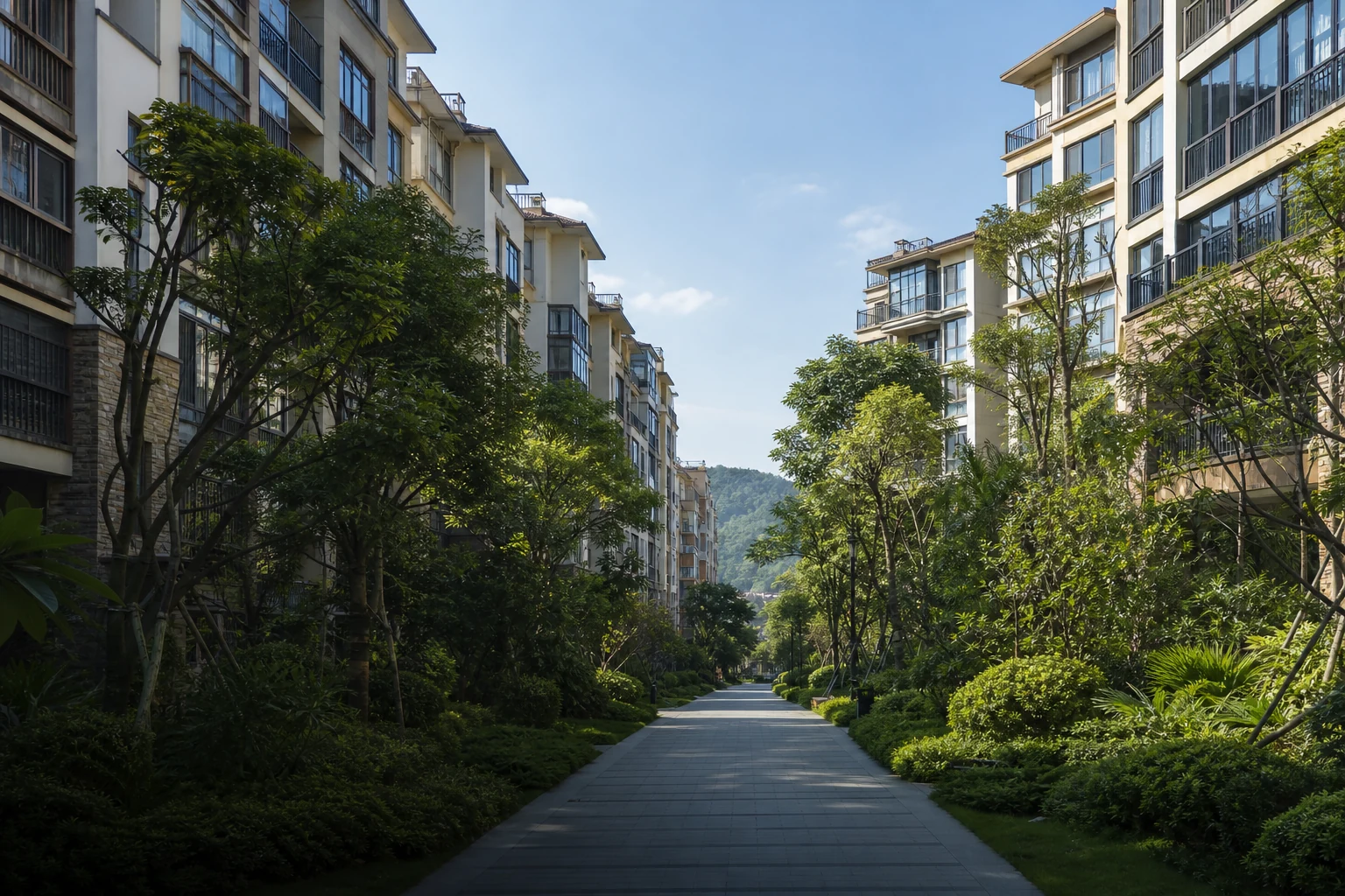 绿树环绕的迎龙苑住宅社区
